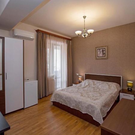 Hotel Season Ереван Экстерьер фото