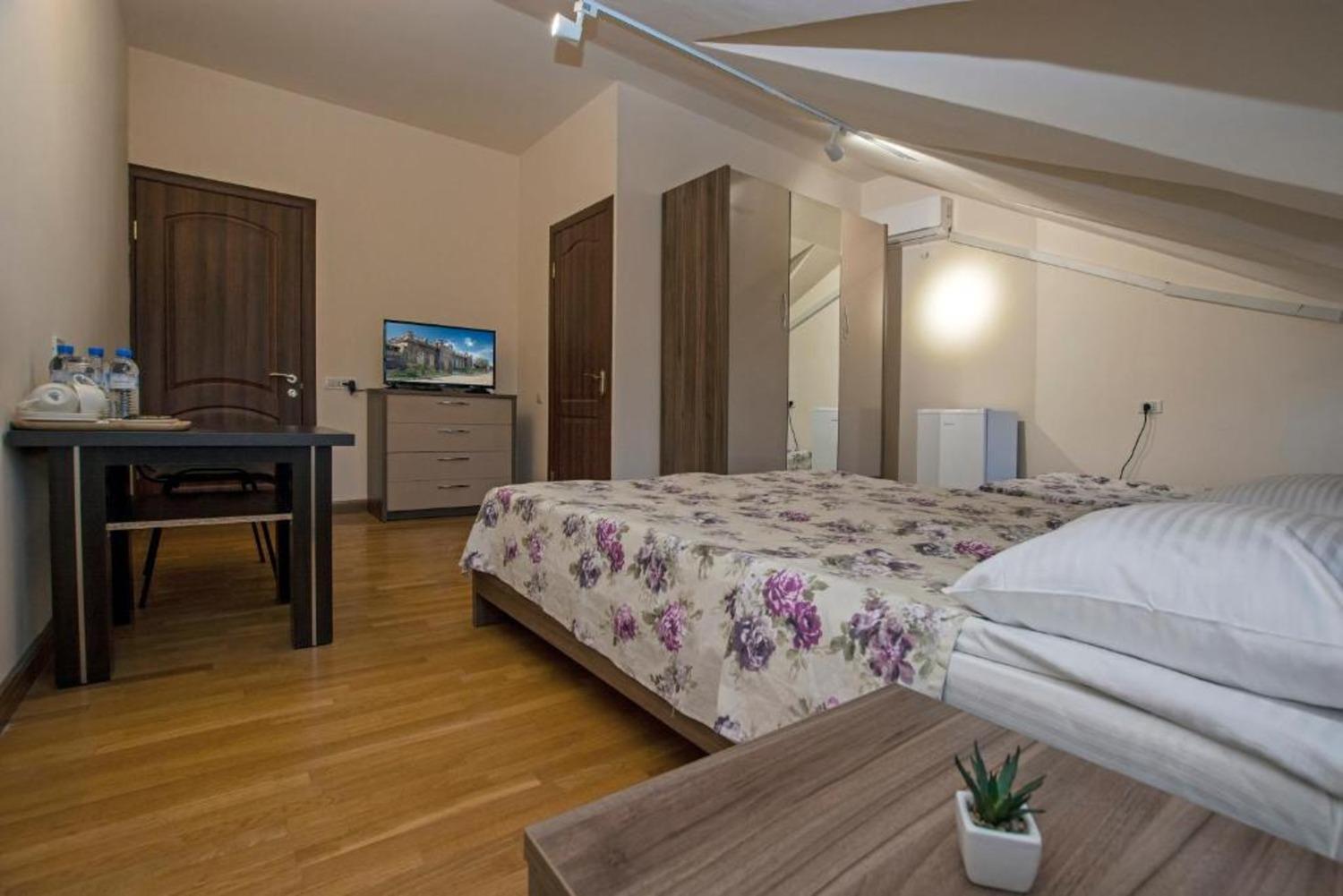 Hotel Season Ереван Экстерьер фото